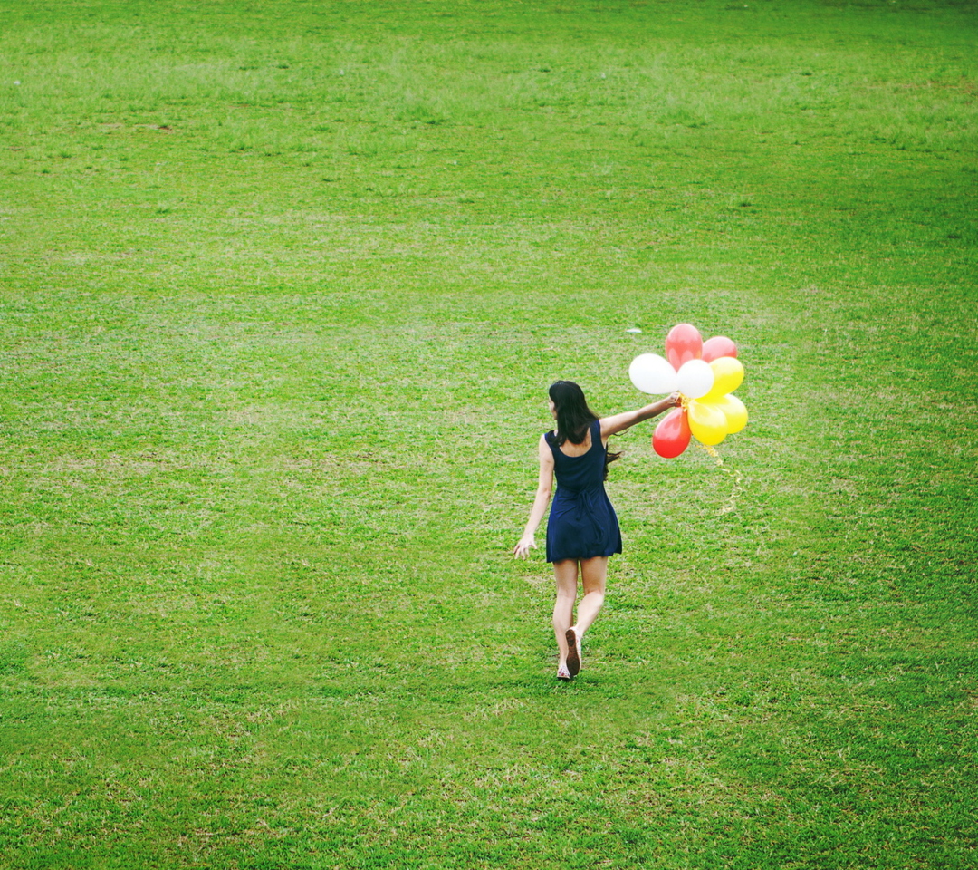Обои Girl With Colorful Balloons In Green Field 1080x960
