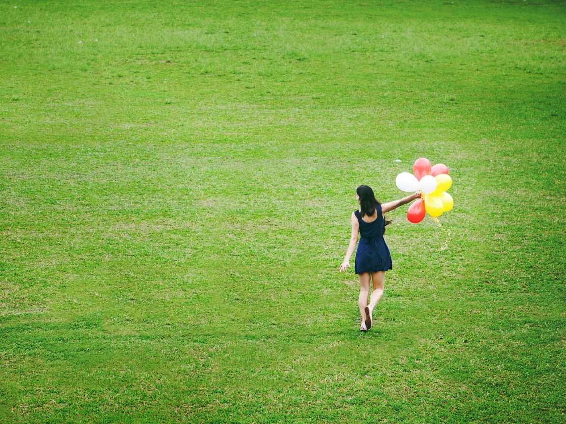 Обои Girl With Colorful Balloons In Green Field 1152x864
