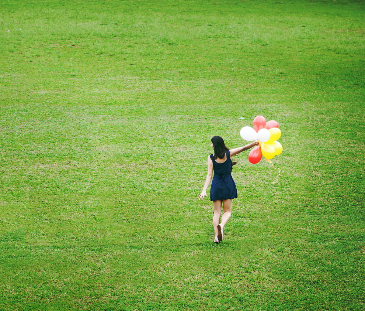 Sfondi Girl With Colorful Balloons In Green Field 1200x1024