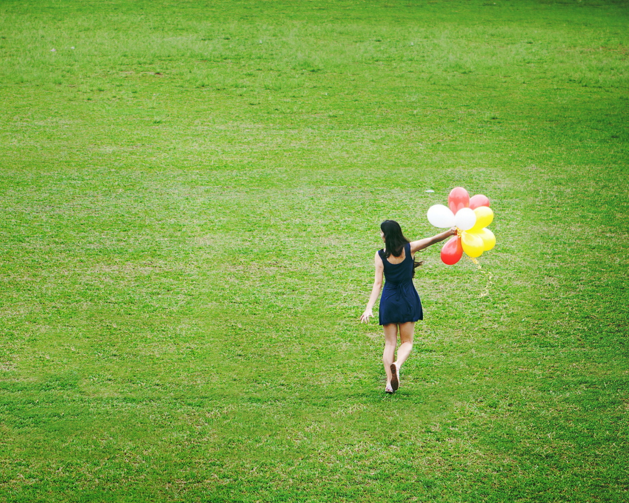 Girl With Colorful Balloons In Green Field screenshot #1 1280x1024