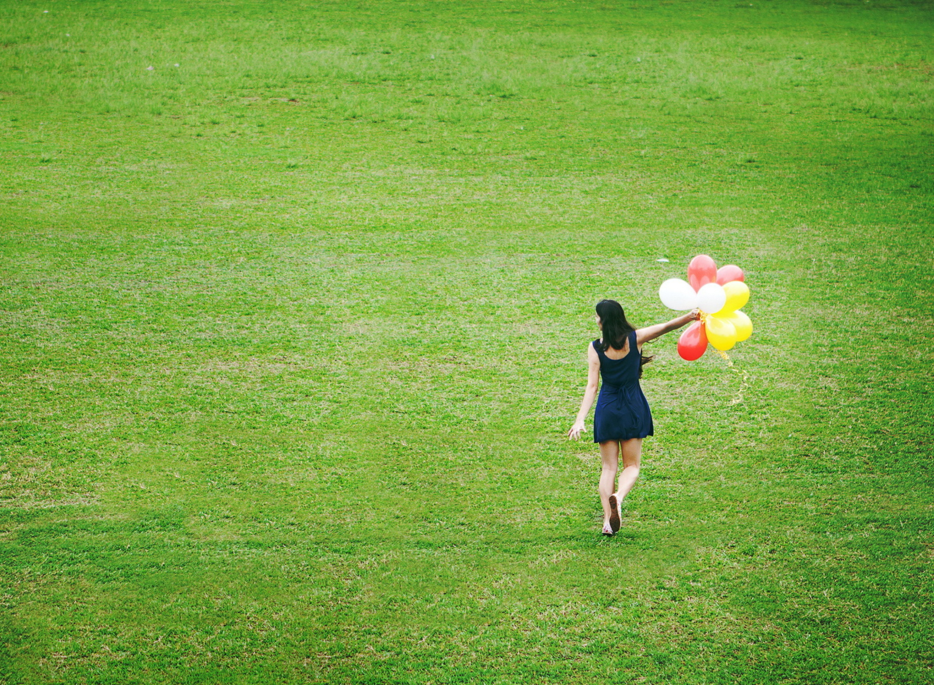 Обои Girl With Colorful Balloons In Green Field 1920x1408