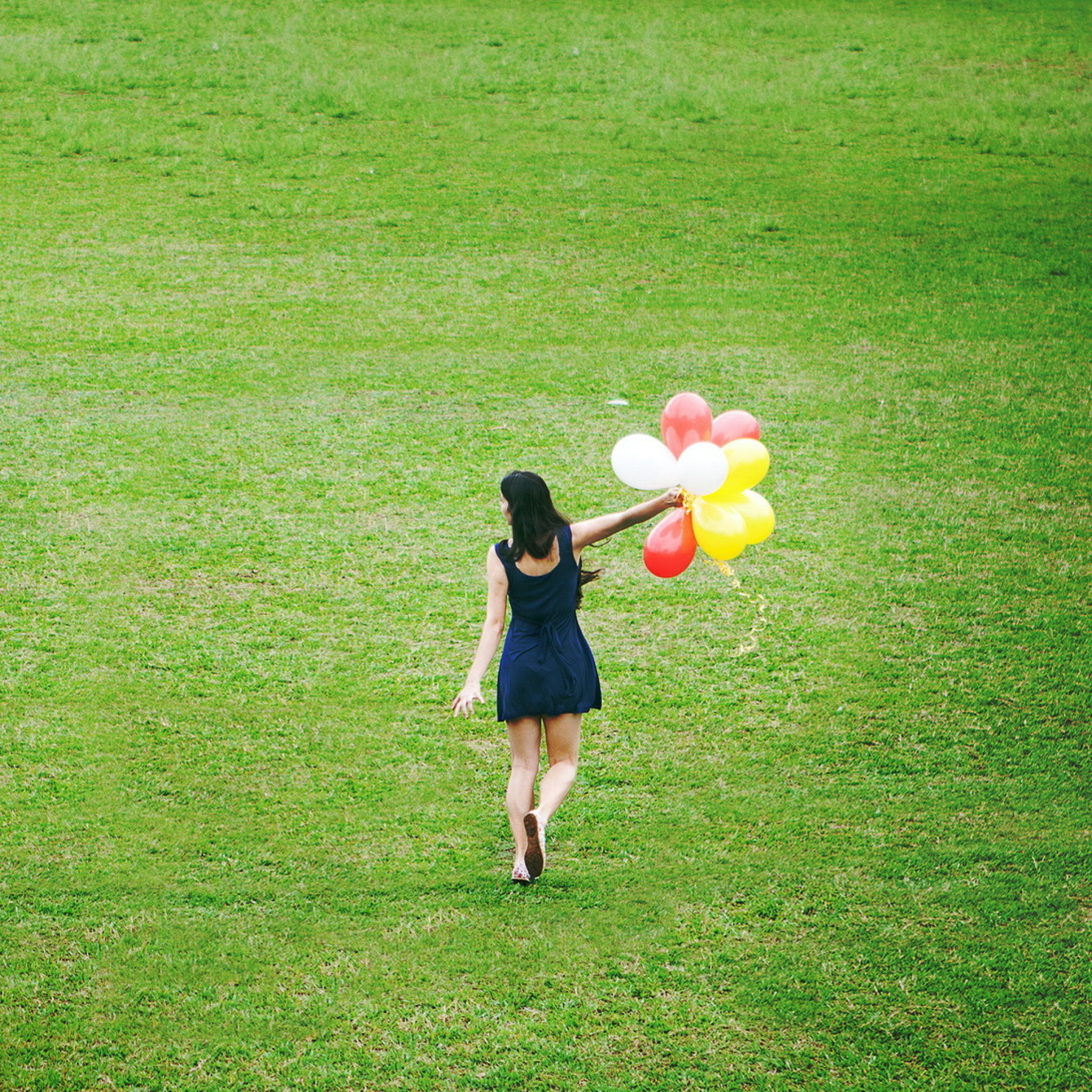 Girl With Colorful Balloons In Green Field wallpaper 2048x2048