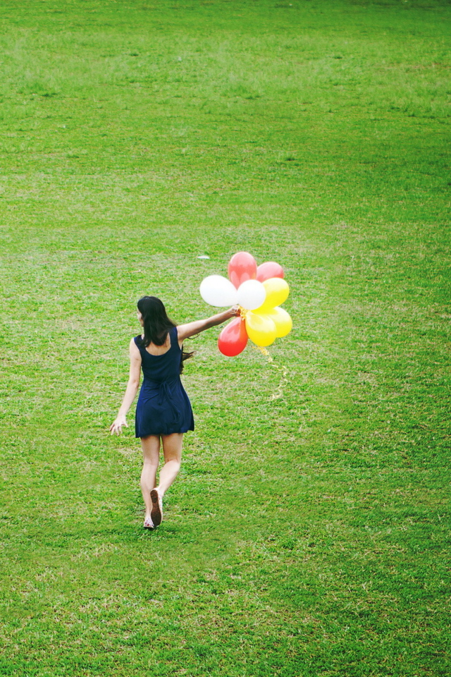 Обои Girl With Colorful Balloons In Green Field 640x960