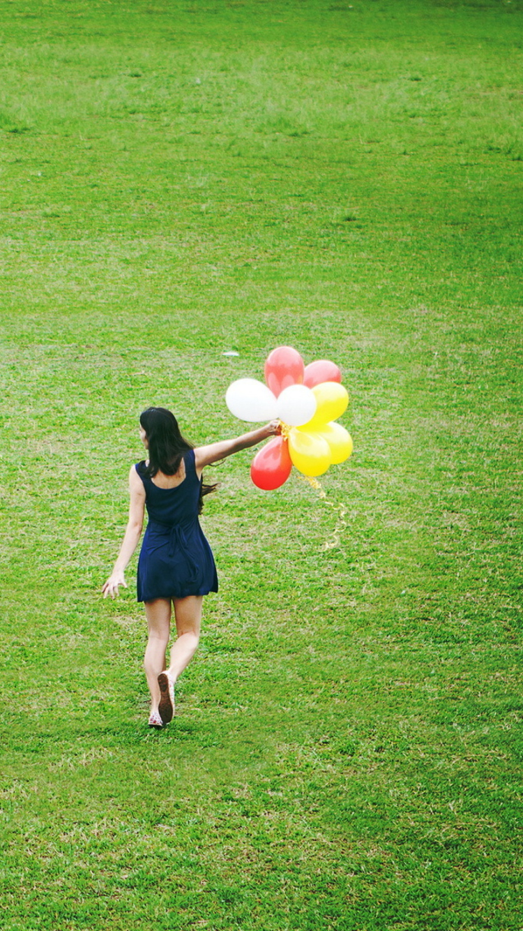 Обои Girl With Colorful Balloons In Green Field 750x1334