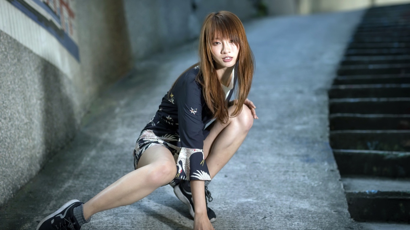 Обои Hong Kong Girl 1366x768