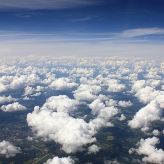 Kostenloses White Clouds Wallpaper für iPad Air