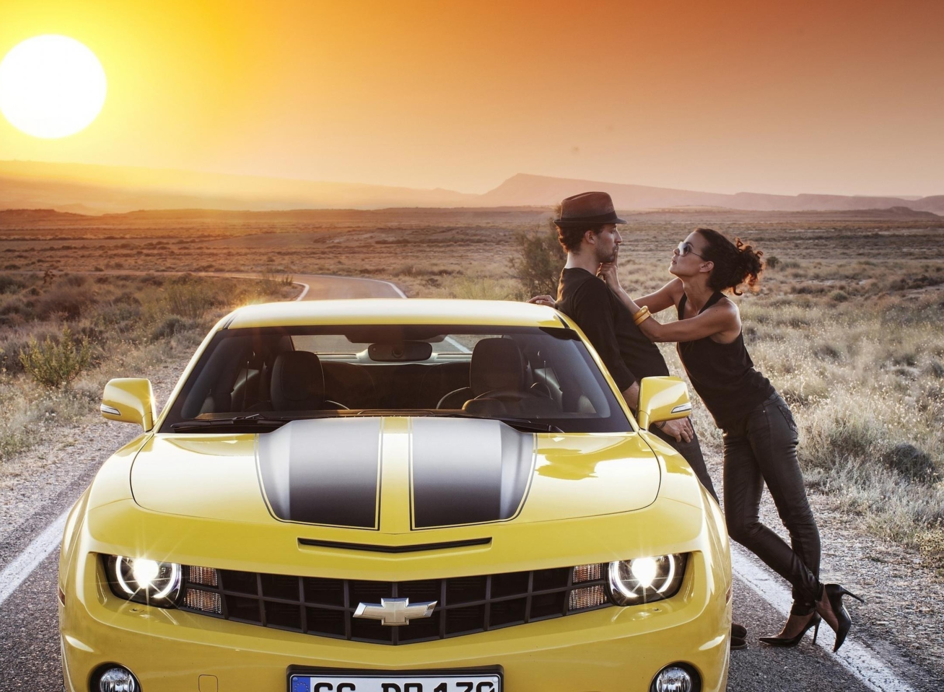 Das Couple And Yellow Chevrolet Wallpaper 1920x1408