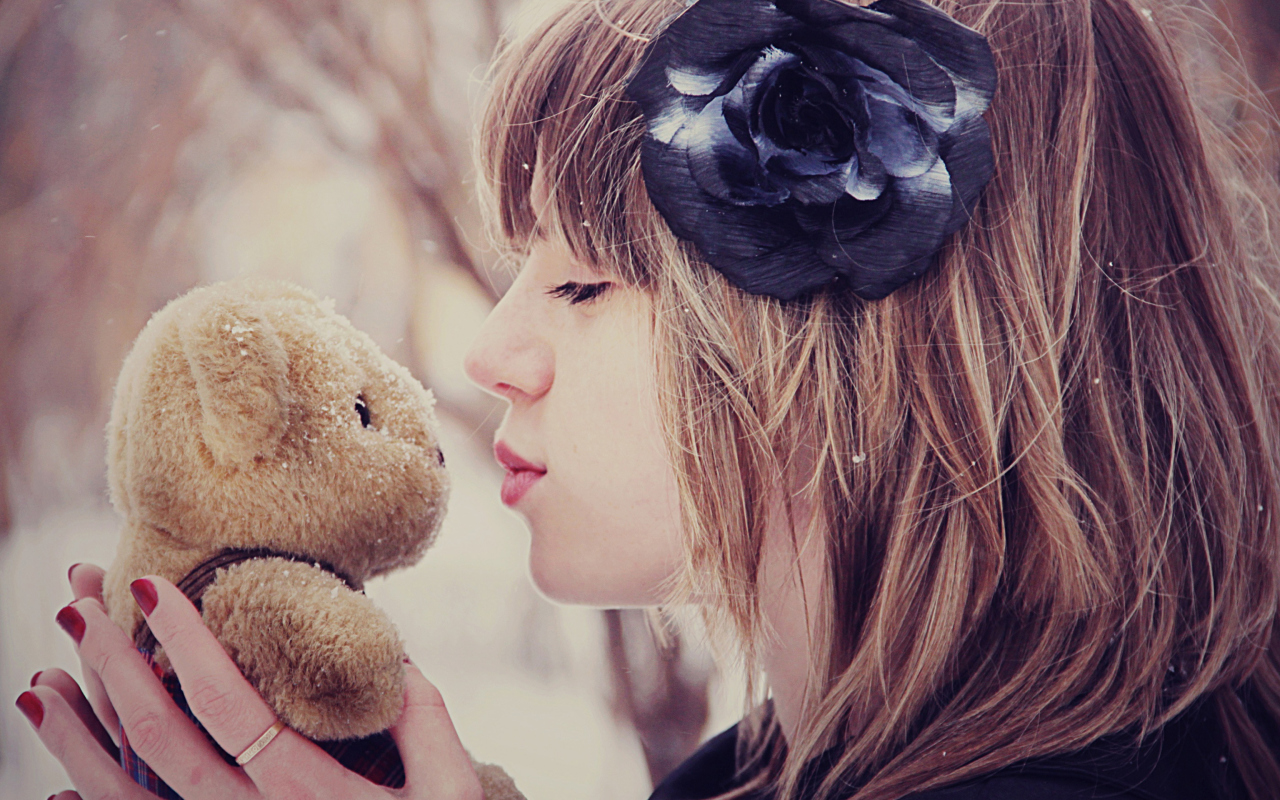 Fondo de pantalla Girl Kissing Teddy Bear 1280x800
