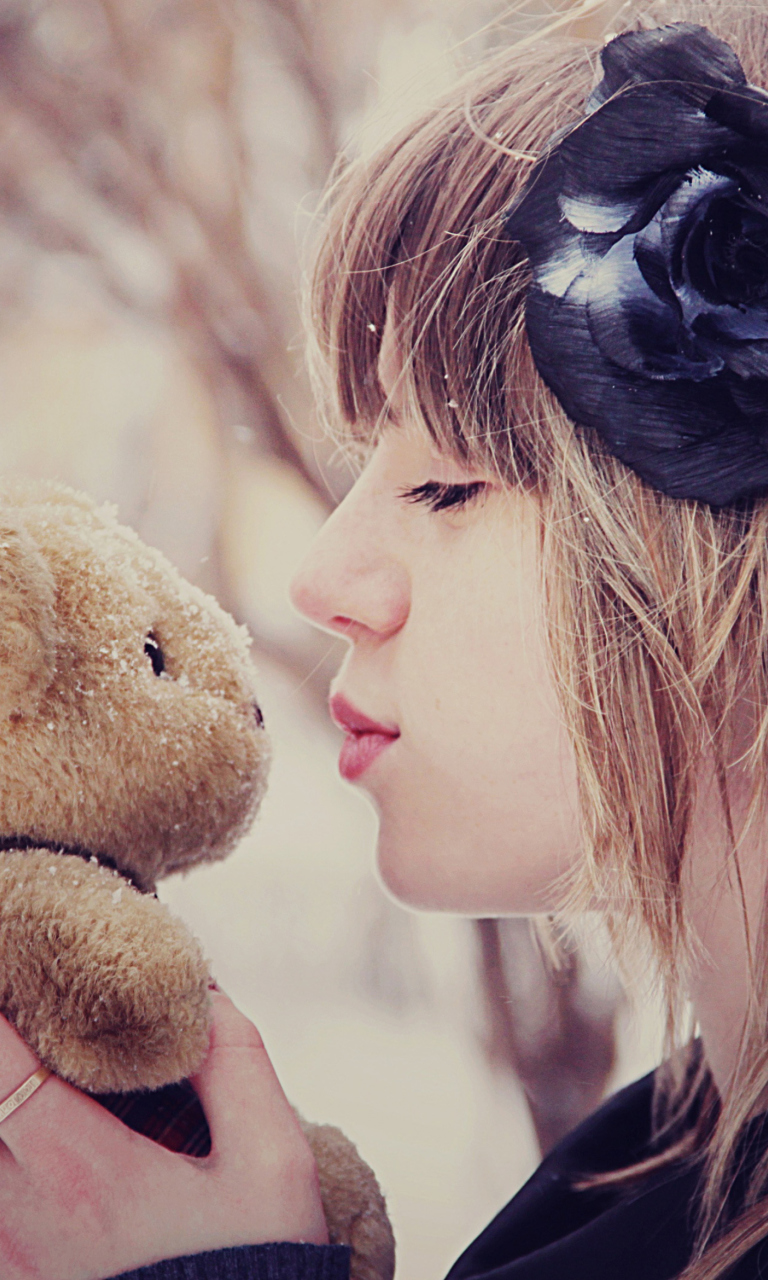 Обои Girl Kissing Teddy Bear 768x1280