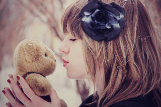 Girl Kissing Teddy Bear - Obrázkek zdarma 