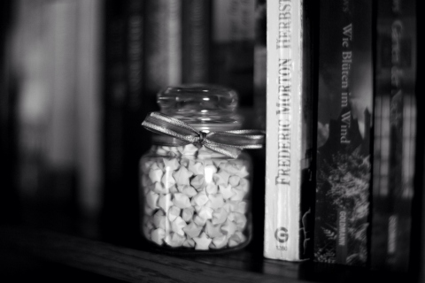 Screenshot №1 pro téma Black And White Candies Jar 480x320