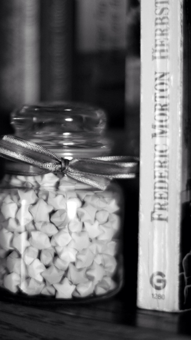 Fondo de pantalla Black And White Candies Jar 640x1136