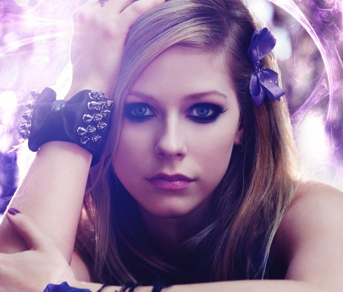Обои Avril Lavigne Portrait 1200x1024