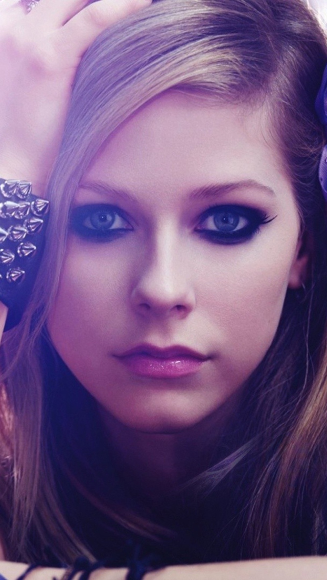 Das Avril Lavigne Portrait Wallpaper 640x1136