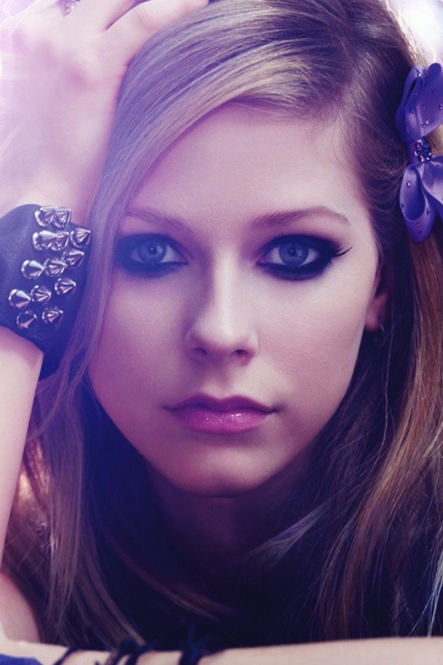 Fondo de pantalla Avril Lavigne Portrait 640x960