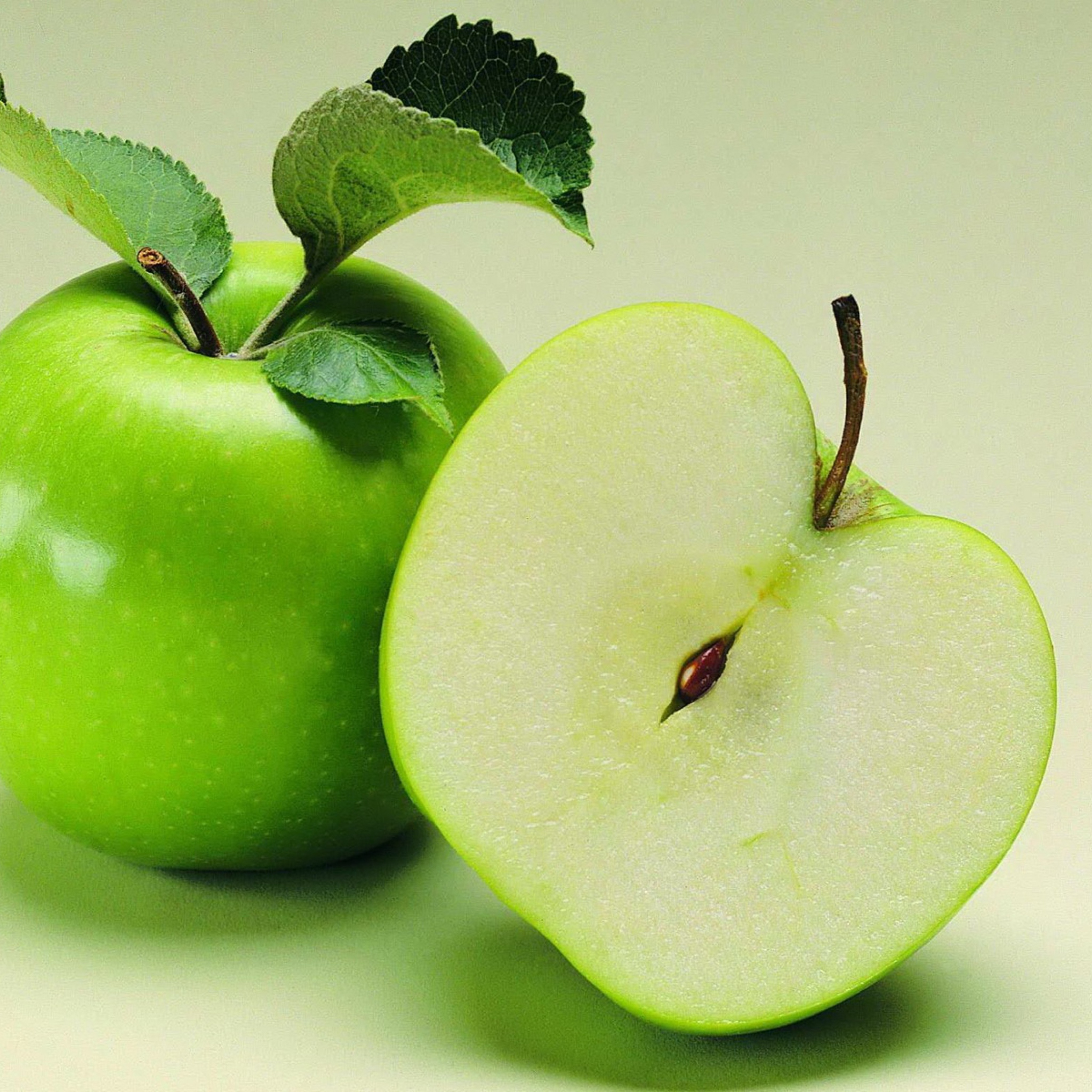 Обои Fresh And Juicy Green Apple 2048x2048