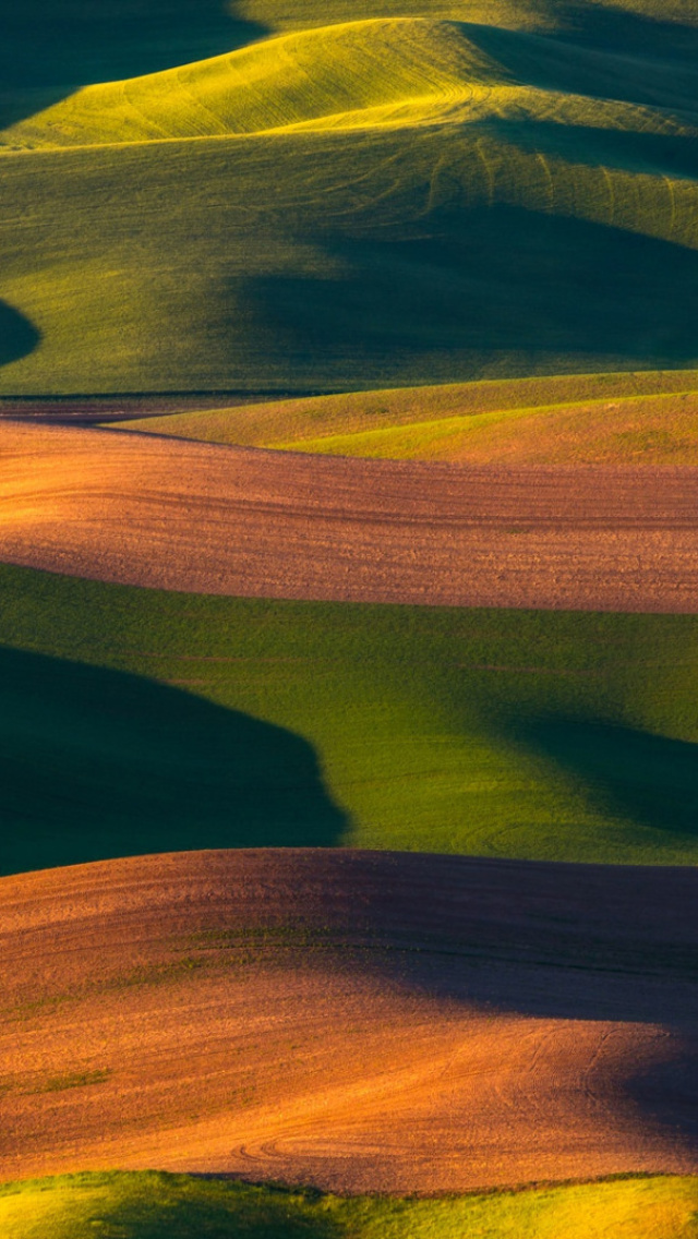 Brown and Green Hills screenshot #1 640x1136