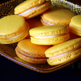 Free Yellow Macarons Picture for 128x128
