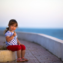 Обои Child Eating Ice Cream 208x208