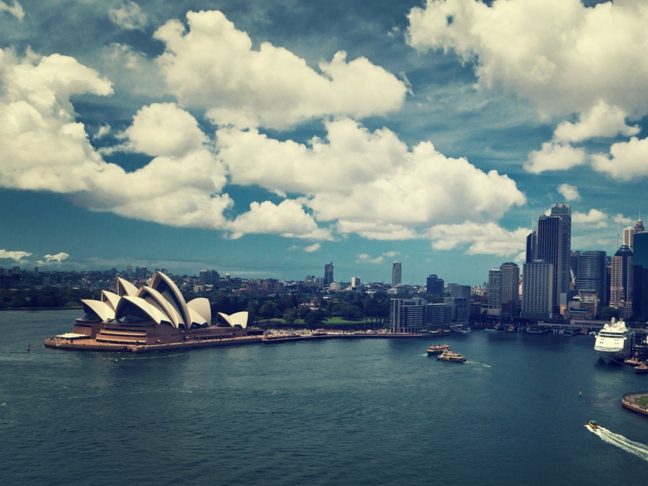 Fondo de pantalla Sydney Under White Clouds 1280x960