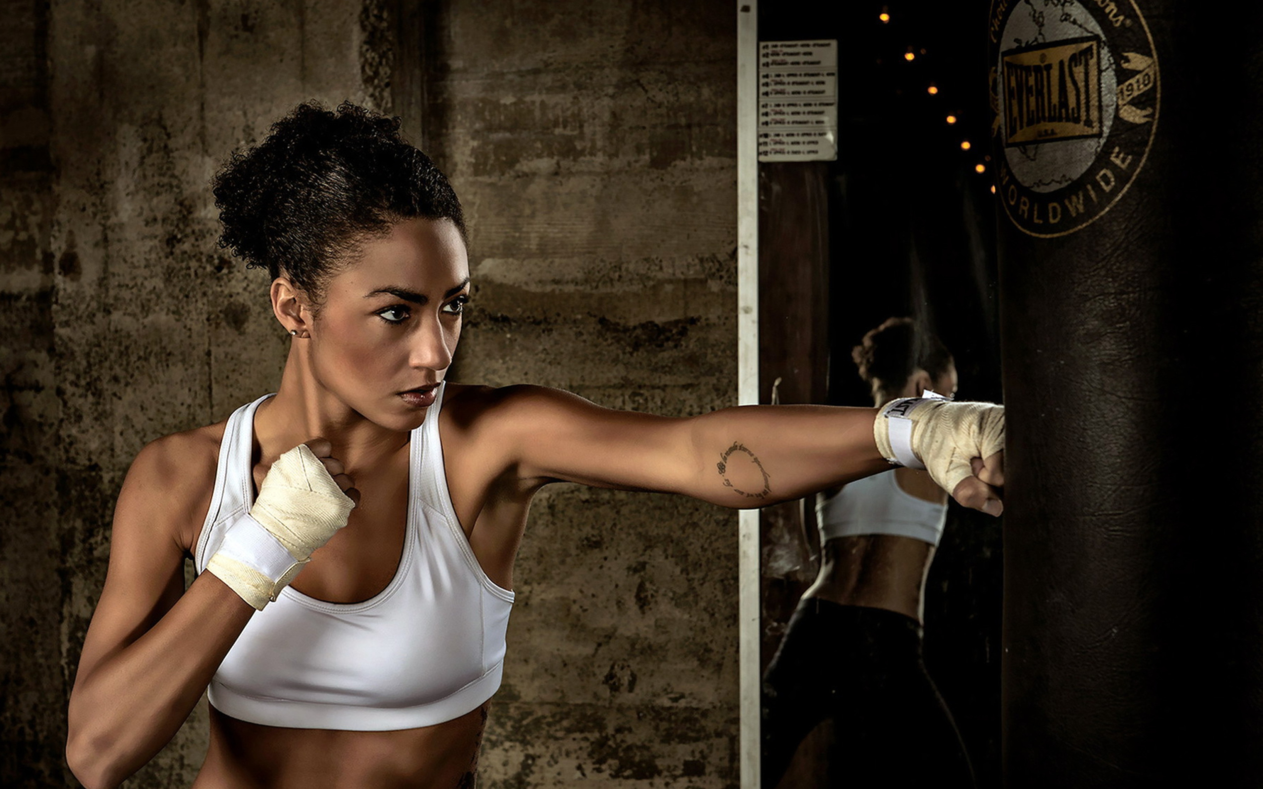 Screenshot №1 pro téma Sporty Girl Boxing 2560x1600