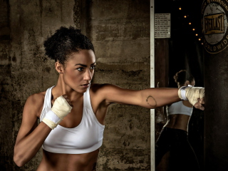 Das Sporty Girl Boxing Wallpaper 320x240
