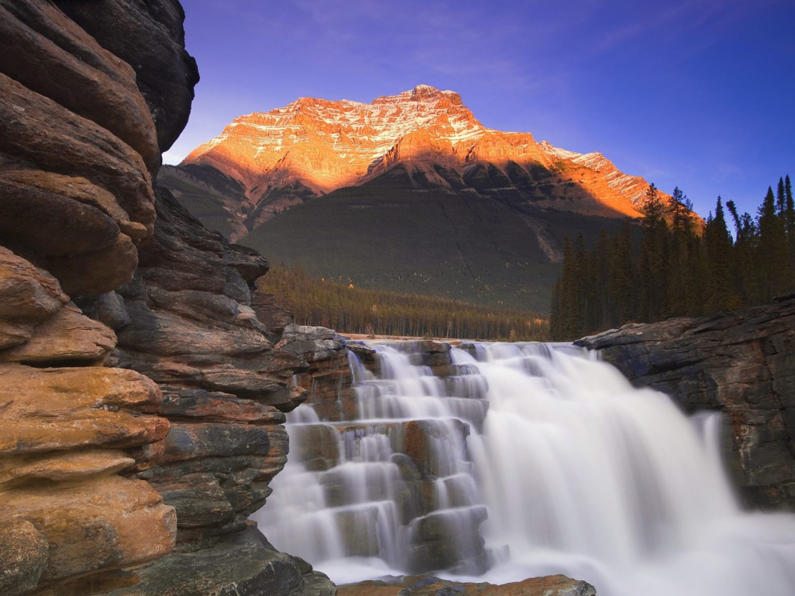Обои Beautiful Mountain Waterfall 1152x864