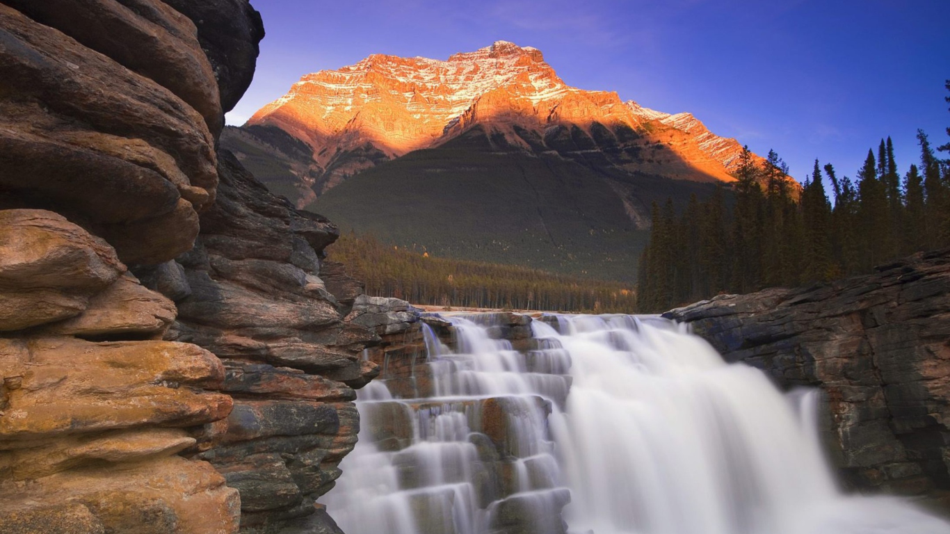 Screenshot №1 pro téma Beautiful Mountain Waterfall 1366x768