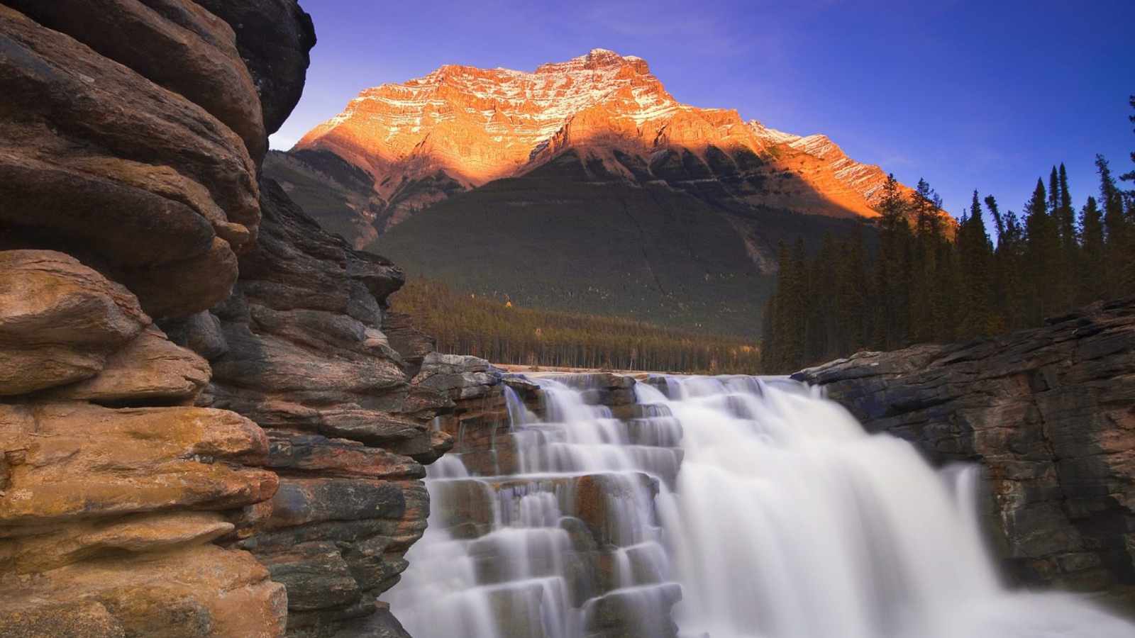 Screenshot №1 pro téma Beautiful Mountain Waterfall 1600x900