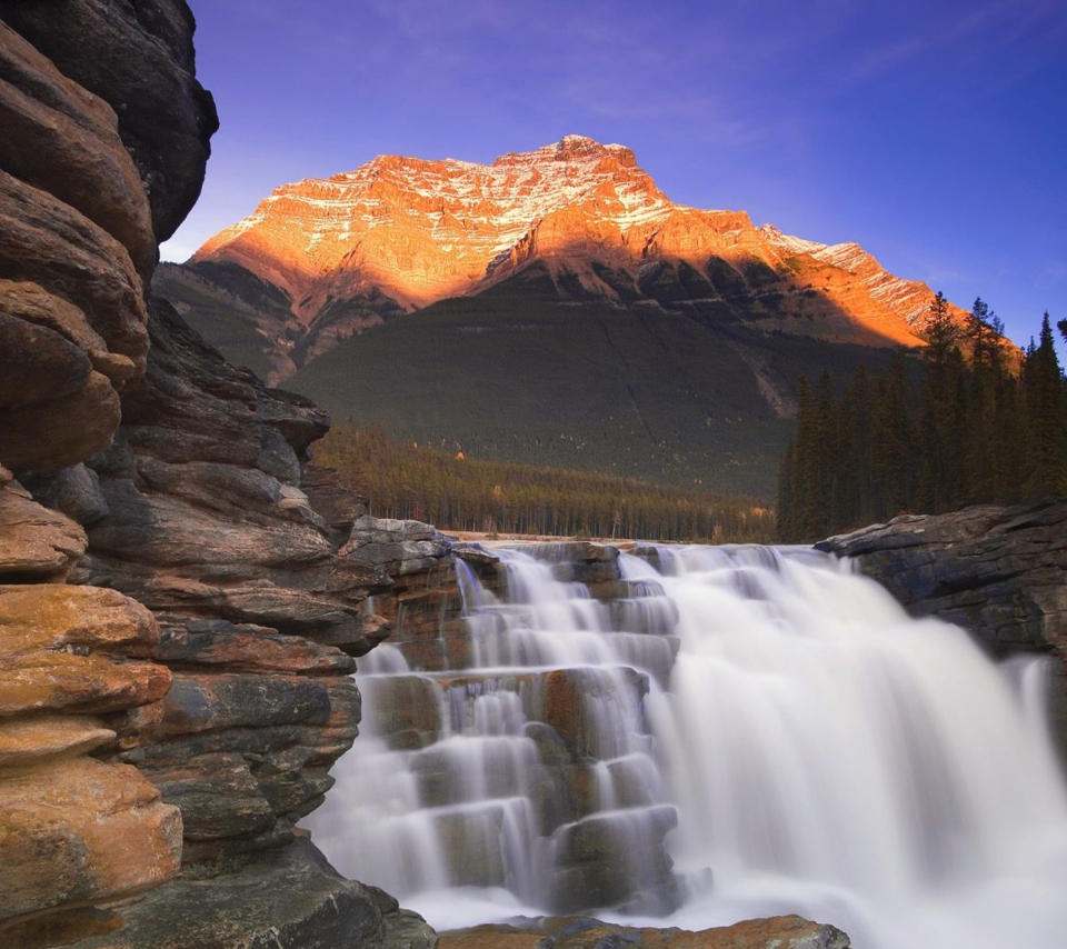 Обои Beautiful Mountain Waterfall 960x854