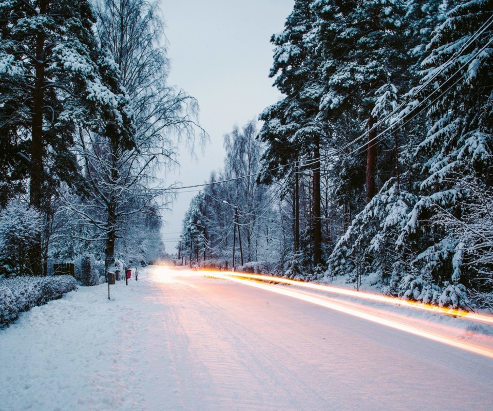 Snowy forest road wallpaper 960x800