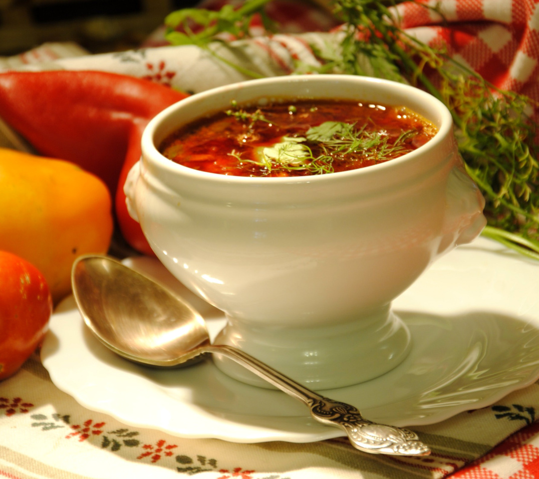 Обои Ukrainian Red Borscht Soup 1080x960