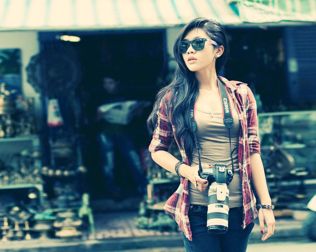 Brunette Asian Girl With Photo Camera screenshot #1 1280x1024