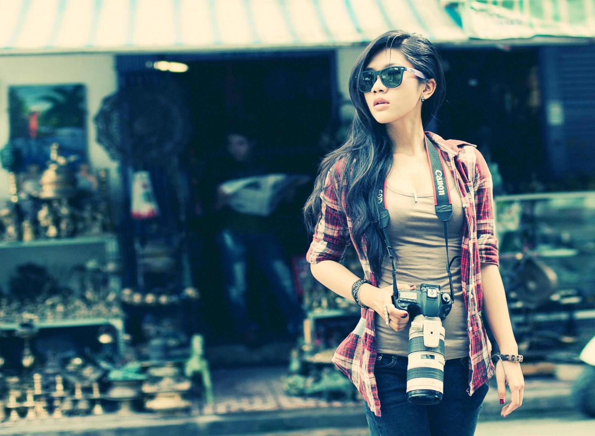 Screenshot №1 pro téma Brunette Asian Girl With Photo Camera 1920x1408