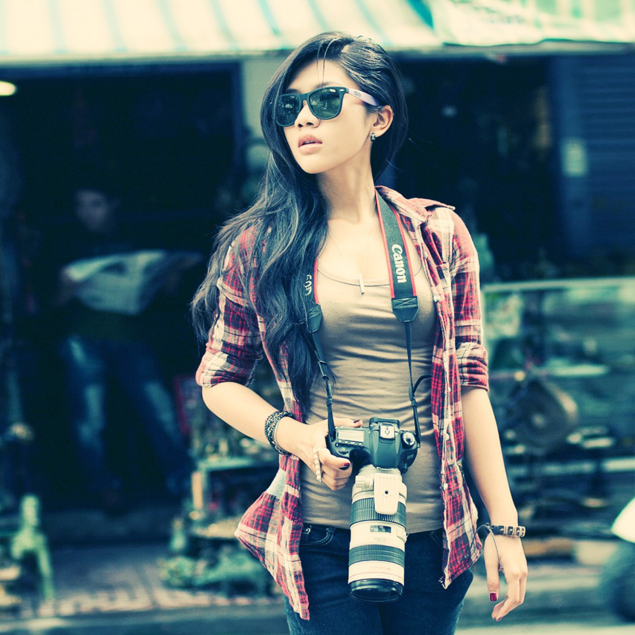 Sfondi Brunette Asian Girl With Photo Camera 2048x2048