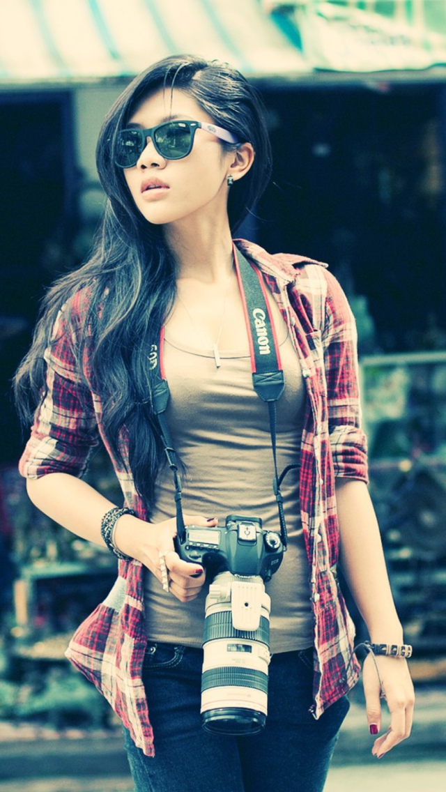 Sfondi Brunette Asian Girl With Photo Camera 640x1136
