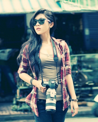 Brunette Asian Girl With Photo Camera - Obrázkek zdarma pro 640x960