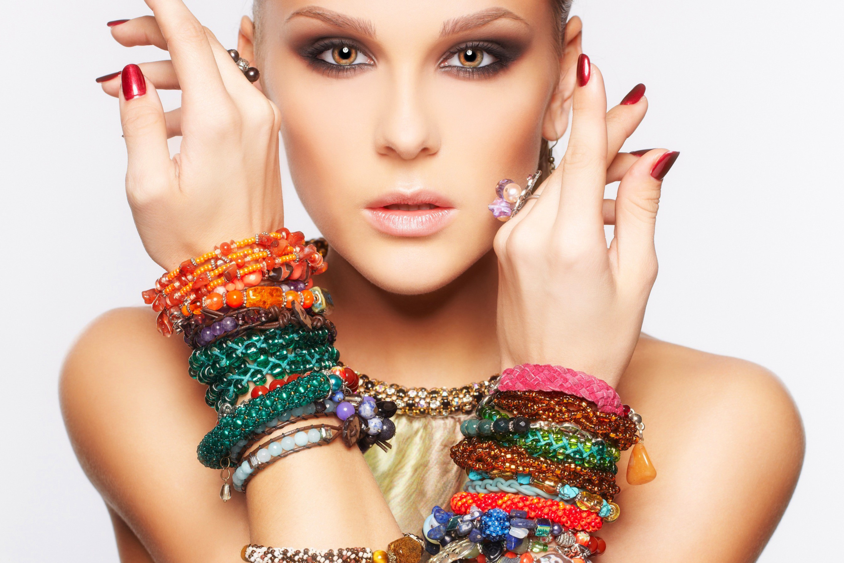 Screenshot №1 pro téma Girl in Bracelets 2880x1920