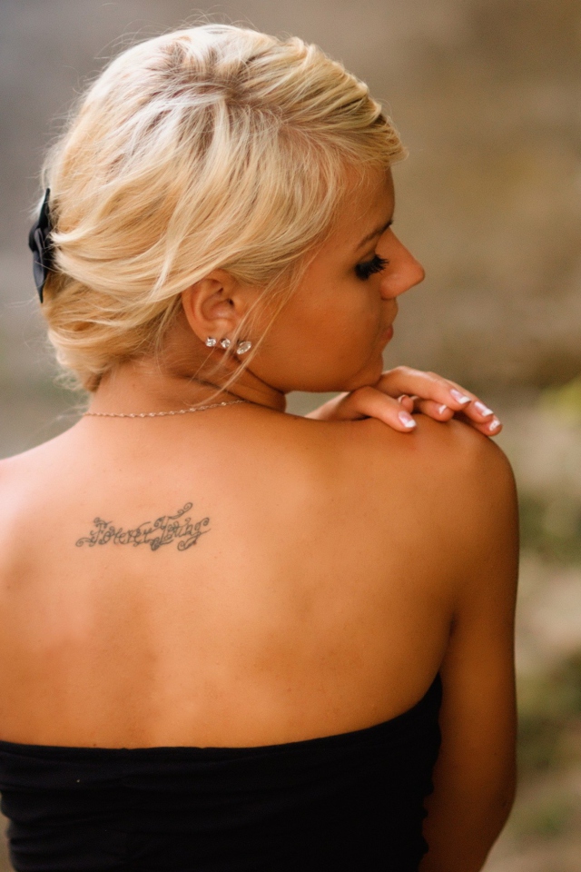 Sfondi Posh Tattooed Blonde 640x960