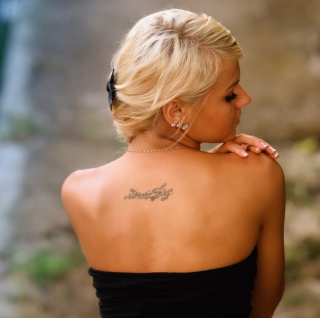 Posh Tattooed Blonde - Obrázkek zdarma pro iPad mini 2