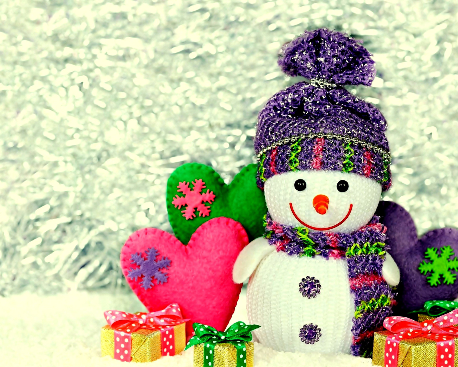 Обои Homemade Snowman with Gifts 1600x1280