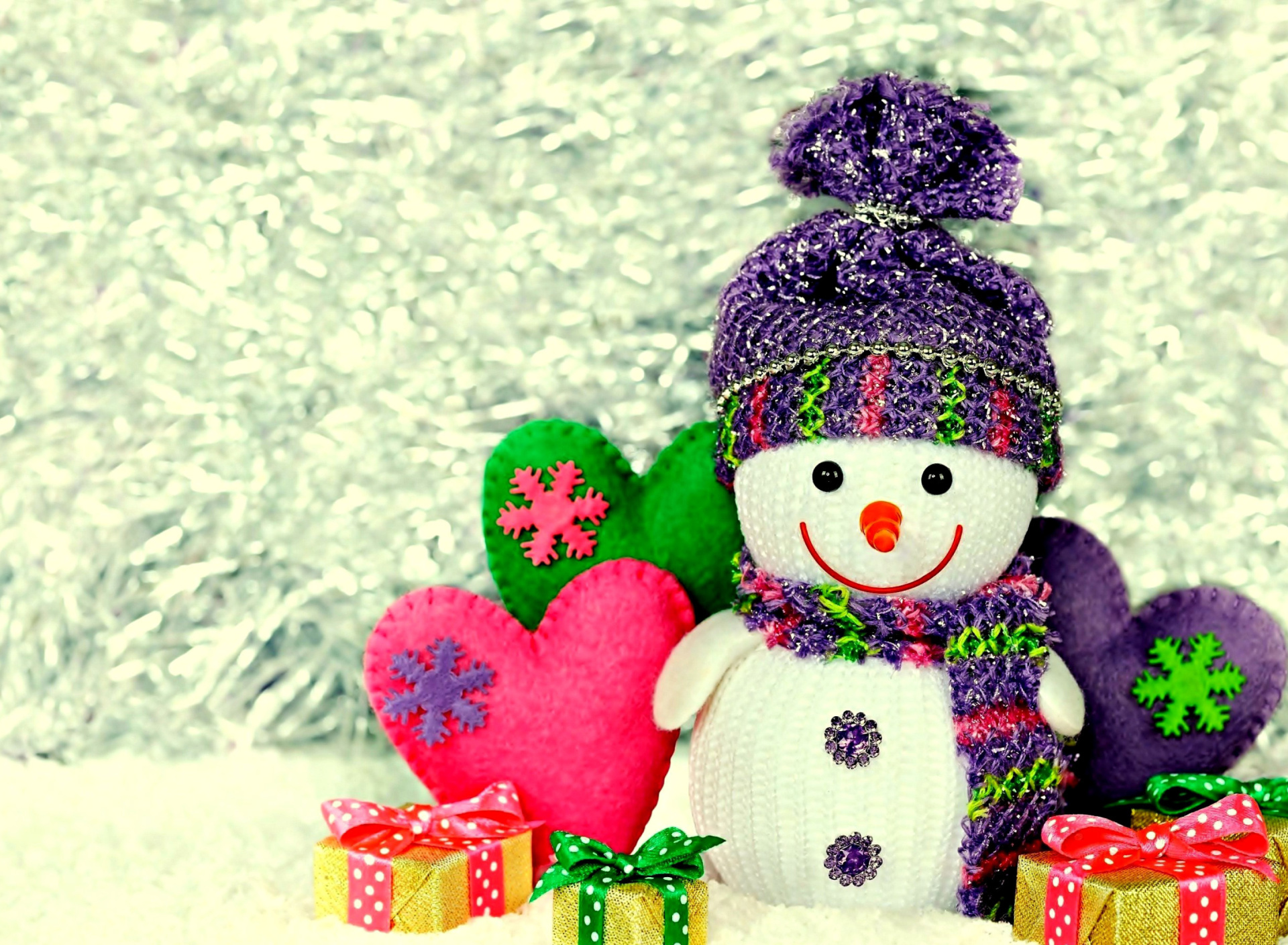 Обои Homemade Snowman with Gifts 1920x1408