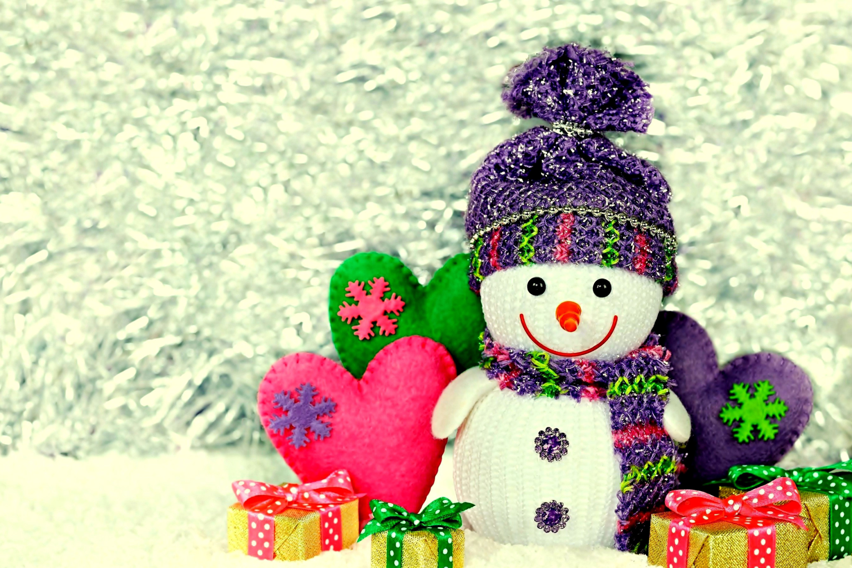 Обои Homemade Snowman with Gifts 2880x1920