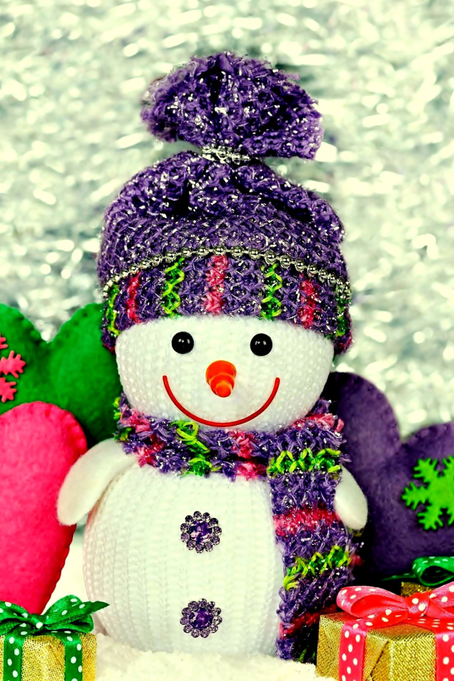 Fondo de pantalla Homemade Snowman with Gifts 640x960