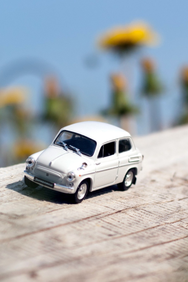 Screenshot №1 pro téma Miniature Toy Car 640x960