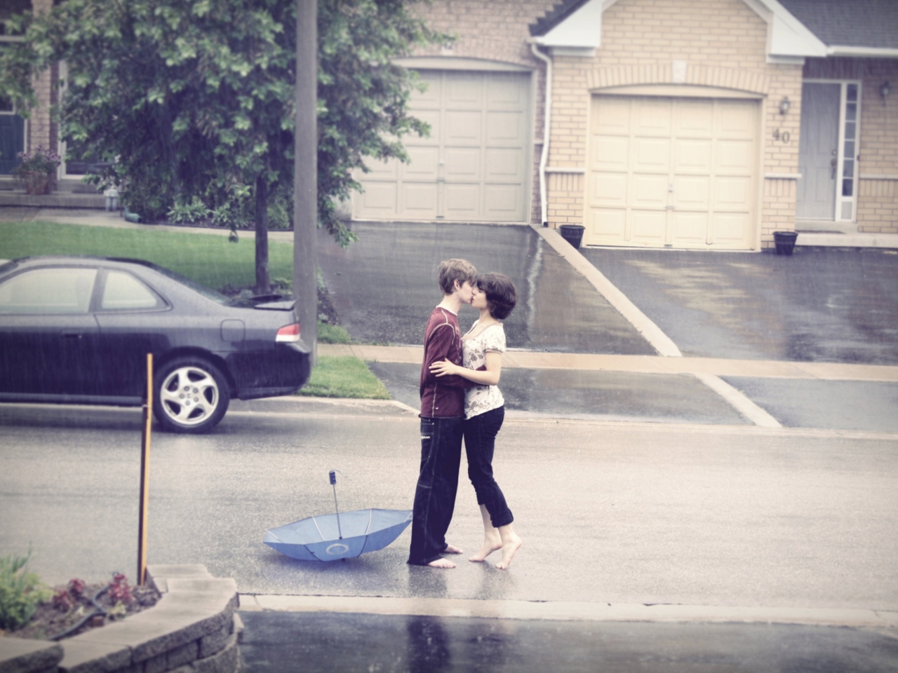 Screenshot №1 pro téma Kissing In The Rain 1280x960