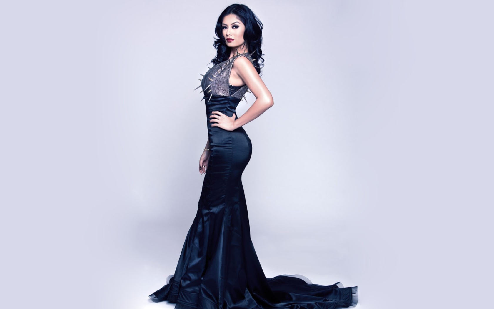 Fondo de pantalla Gorgeous Kim Lee In Black Dress 1680x1050