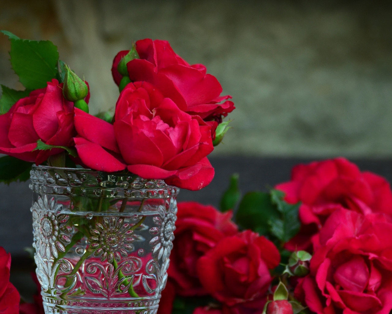 Das Red roses in a retro vase Wallpaper 1280x1024