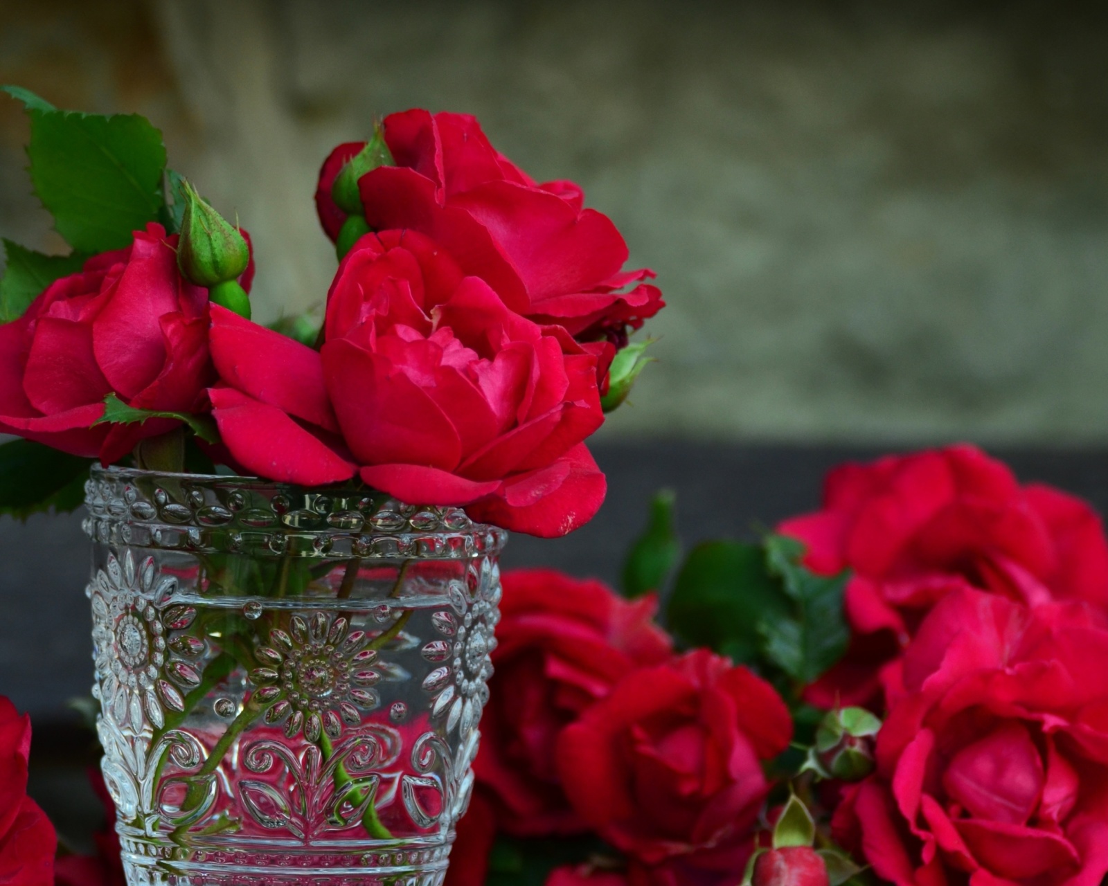 Red roses in a retro vase wallpaper 1600x1280