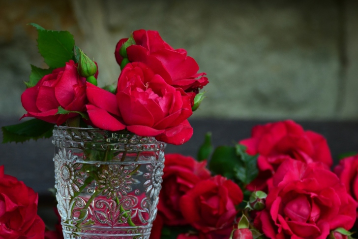 Das Red roses in a retro vase Wallpaper